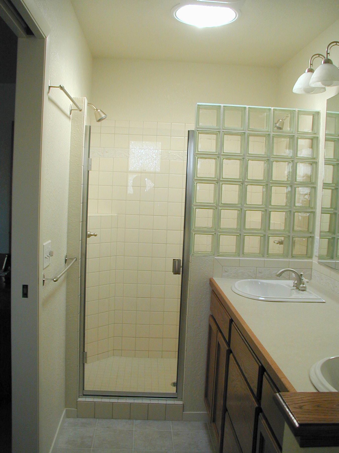 Nice use of glass block in a bath