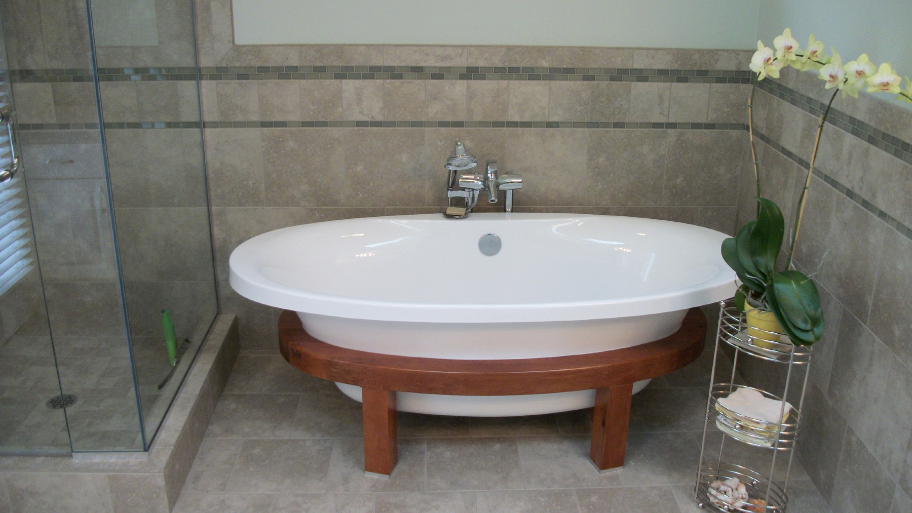 Contemporary free standing tub from Schon