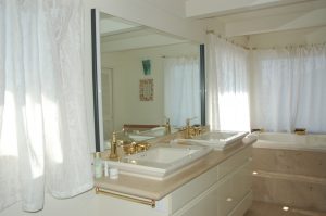 Large wall mirror, dual sinks and soaking tub