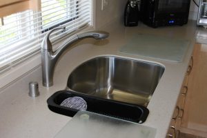 Kitchen sink, single hangle faucet, undermount sink